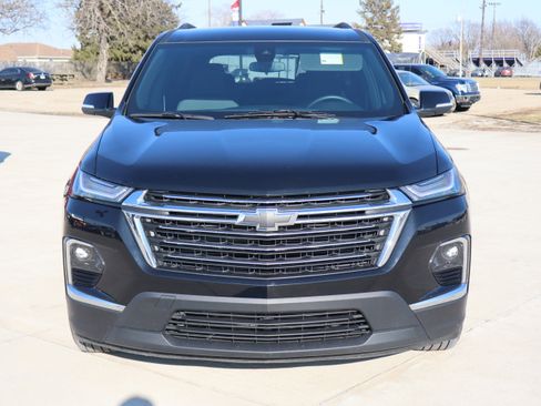 Used 2023 Chevrolet Traverse LT image 3