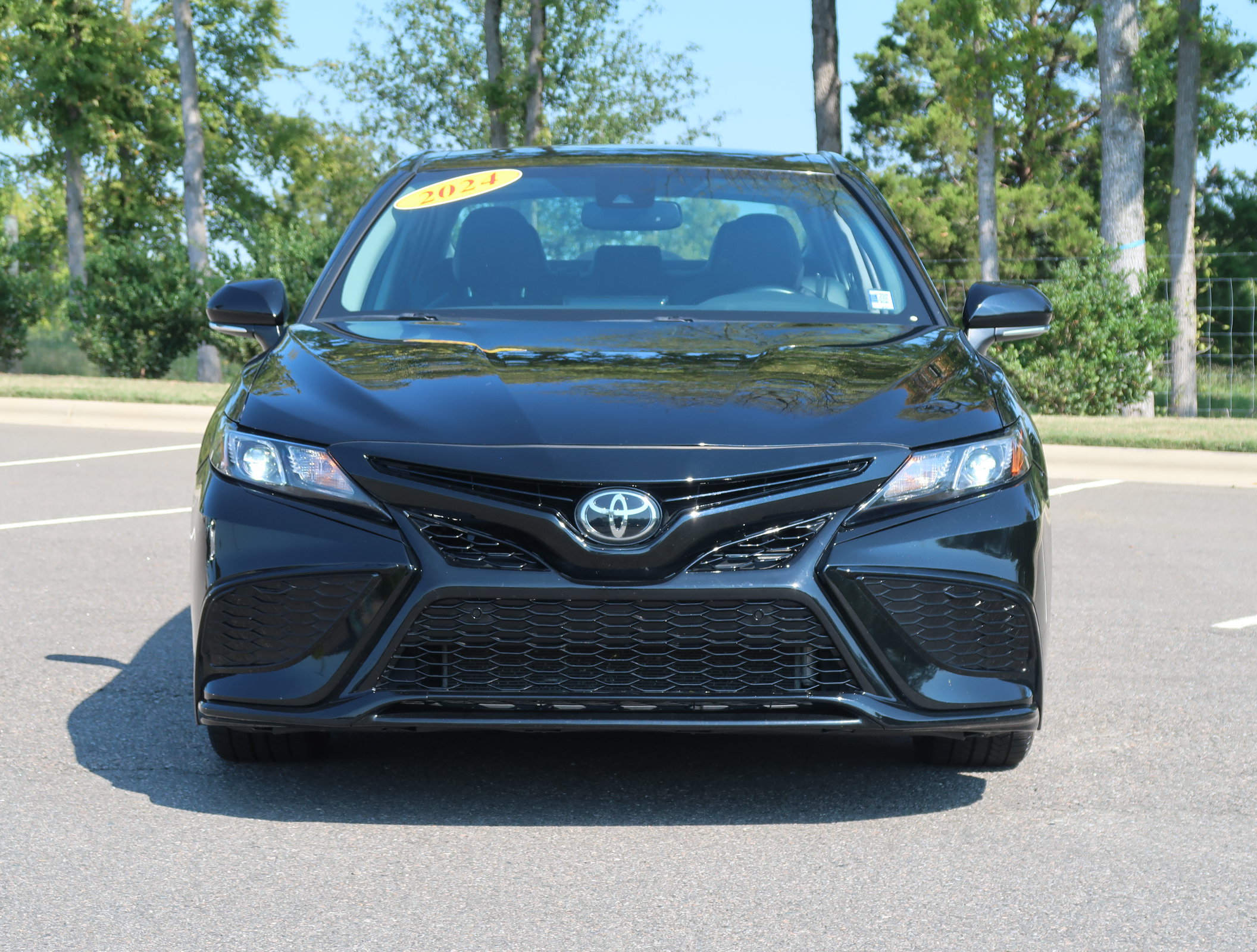 Used 2024 Toyota Camry SE w/ Convenience Package FWD image 2