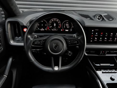Certified 2025 Porsche Cayenne Turbo AWD/4WD image 18