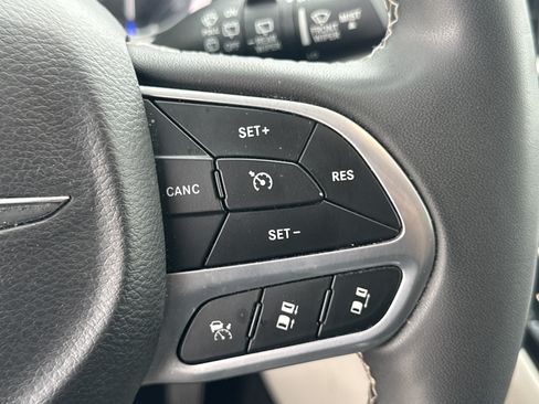 Used 2023 Chrysler Pacifica Touring-L FWD image 23
