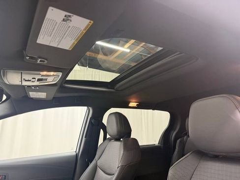 Used 2024 Toyota Sienna XSE w/ XSE Plus Package image 8