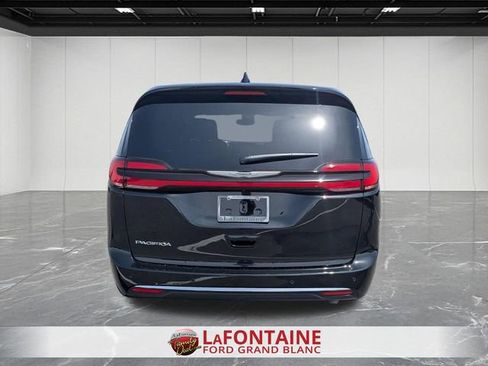Used 2025 Chrysler Pacifica Select FWD image 4
