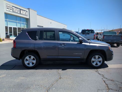 Used 2017 Jeep Compass Latitude FWD image 2
