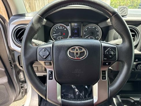 Used 2020 Toyota Tacoma SR5 w/ SR5 Appearance Package (SM) RWD image 40
