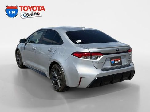 Used 2025 Toyota Corolla SE w/ SE Premium Package FWD image 3