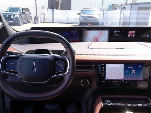 Used 2025 Lincoln Navigator Reserve AWD/4WD image 12