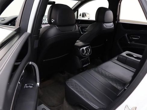 Used 2017 Bentley Bentayga image 21