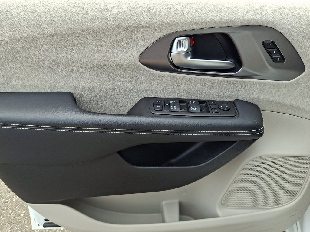 Certified 2023 Chrysler Pacifica Touring-L w/ Uconnect Theater Family Group AWD/4WD image 23