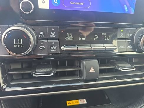 Used 2024 Toyota Highlander XLE FWD image 18