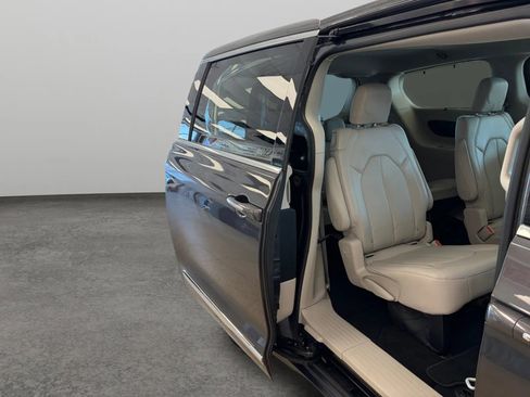Used 2017 Chrysler Pacifica Touring-L FWD image 18