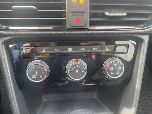 Used 2023 Volkswagen Taos SE image 12