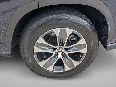 Used 2022 Toyota Highlander XLE FWD image 23