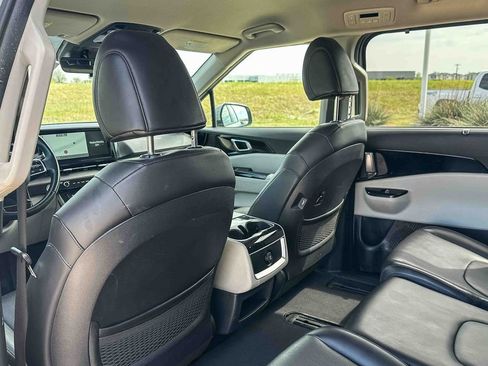 Used 2022 Kia Carnival EX FWD image 17