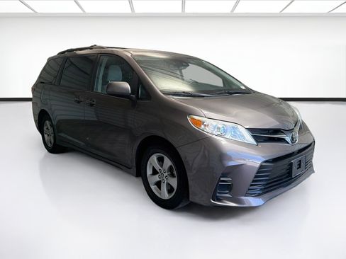 Used 2020 Toyota Sienna LE w/ Carpet Mat Package FWD image 3