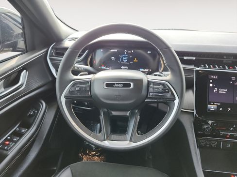 Used 2025 Jeep Grand Cherokee Altitude AWD/4WD image 13