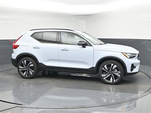 Used 2024 Volvo XC40 B5 Ultimate w/ Protection Package Premier image 5