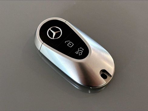 Used 2025 Mercedes-Benz GLC 300 4MATIC image 35