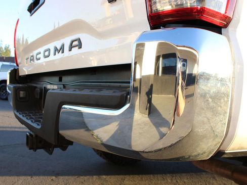 Used 2016 Toyota Tacoma TRD Off-Road image 11