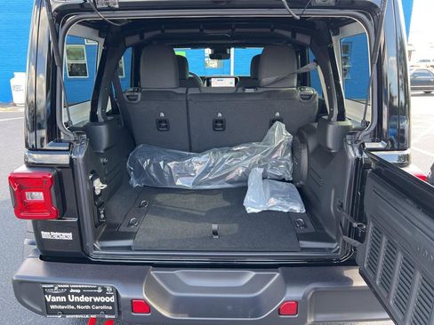 New 2024 Jeep Wrangler Unlimited Rubicon w/ Technology Group image 20