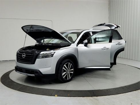 Used 2025 Nissan Pathfinder Platinum w/ Black Appearance Package image 11