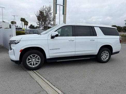Used 2024 Chevrolet Suburban LT RWD image 2