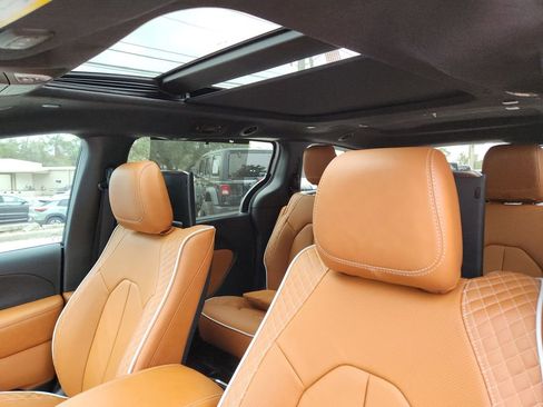 New 2026 Chrysler Pacifica Pinnacle image 23
