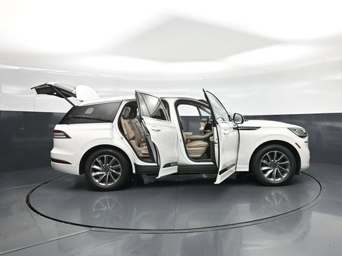 Used 2020 Lincoln Aviator Grand Touring w/ Elements Package Plus AWD/4WD image 4