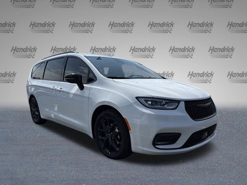 New 2026 Chrysler Pacifica Limited image 2