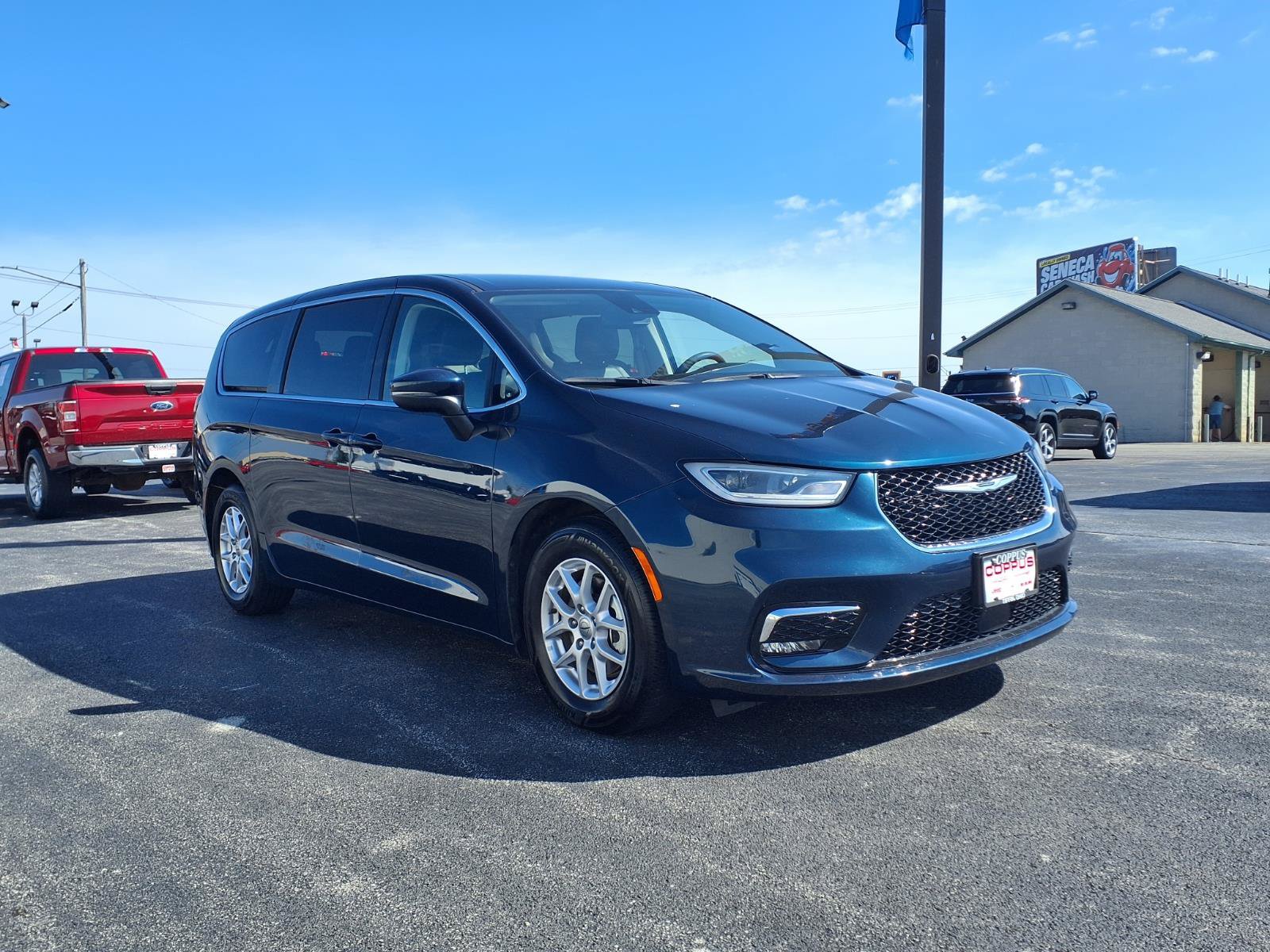 Used 2023 Chrysler Pacifica Touring-L FWD image 4