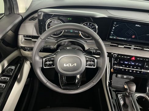 Used 2024 Kia Carnival EX image 15