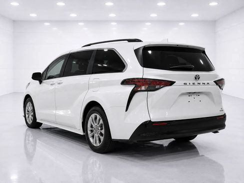 Used 2023 Toyota Sienna LE AWD/4WD image 3