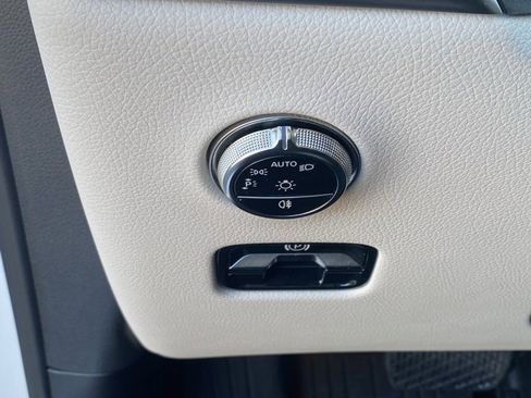 Used 2025 Mercedes-Benz GLC 350e 4MATIC image 23