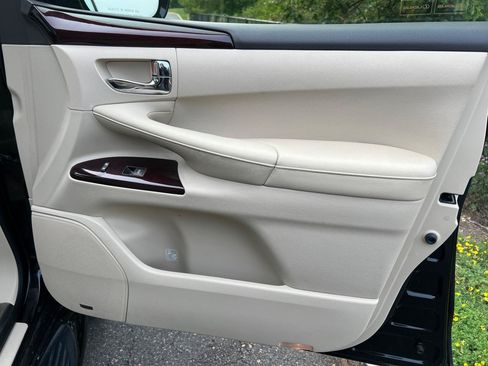 Used 2013 Lexus LX 570 4WD w/ Luxury Pkg image 17