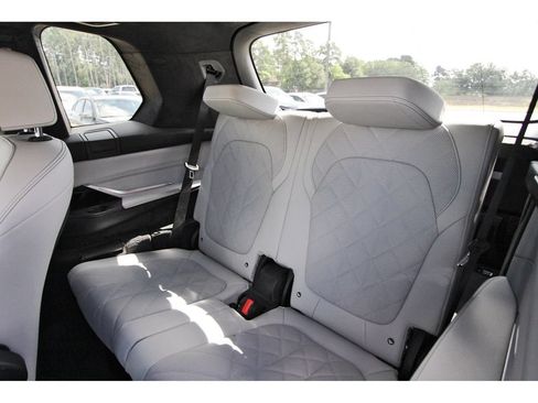 Used 2024 BMW X7 xDrive40i w/ Climate Comfort Package AWD/4WD image 11