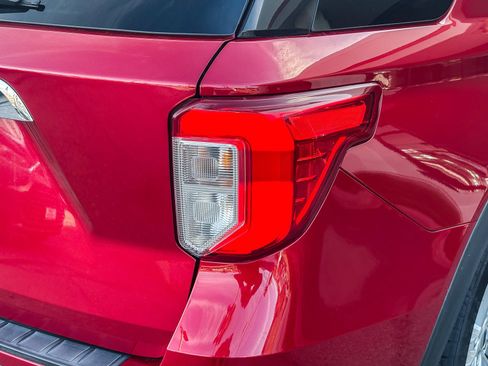 Used 2022 Ford Explorer XLT image 8