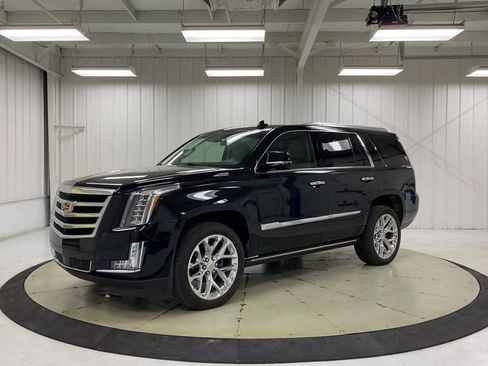 Used 2017 Cadillac Escalade Premium Luxury AWD/4WD image 4