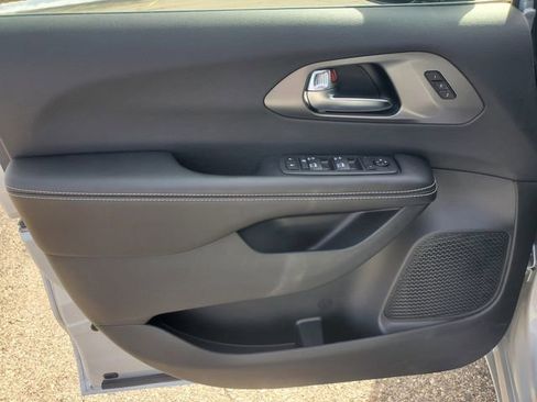 New 2026 Chrysler Pacifica Select FWD image 7