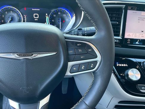 Used 2024 Chrysler Pacifica Touring-L image 24