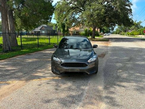 Used 2017 Ford Focus SE FWD image 2