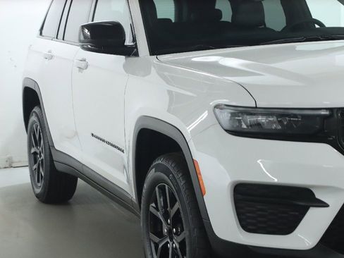 Used 2025 Jeep Grand Cherokee 4WD image 8
