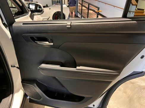 Used 2022 Toyota Highlander XLE image 27