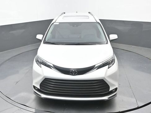 New 2026 Toyota Sienna XLE FWD image 30