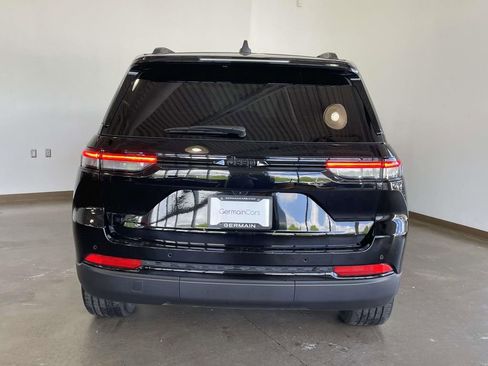 Used 2025 Jeep Grand Cherokee Altitude AWD/4WD image 5