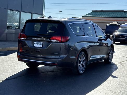 Used 2020 Chrysler Pacifica Limited image 3