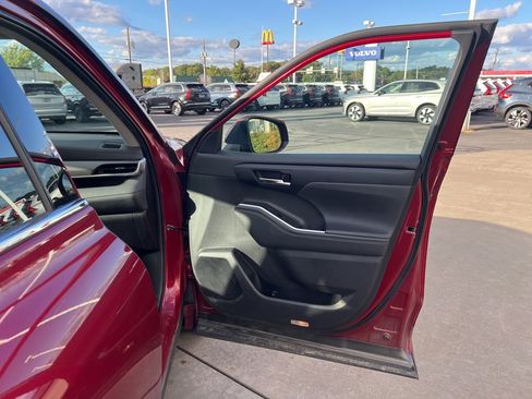 Used 2022 Toyota Highlander XLE image 35