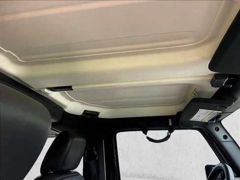 Used 2018 Jeep Wrangler Sahara w/ Connectivity Group AWD/4WD image 16