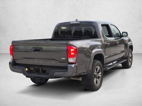 Used 2017 Toyota Tacoma TRD Sport w/ Tow Package RWD image 5
