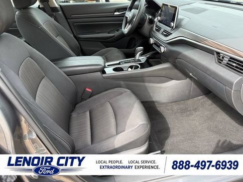Used 2024 Nissan Altima 2.5 SV FWD image 13