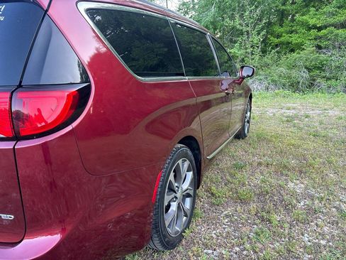 Used 2017 Chrysler Pacifica Limited image 7