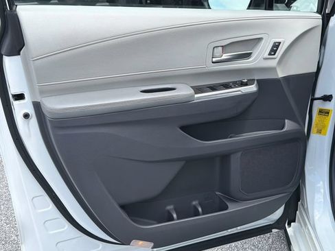 Used 2021 Toyota Sienna Limited FWD image 12